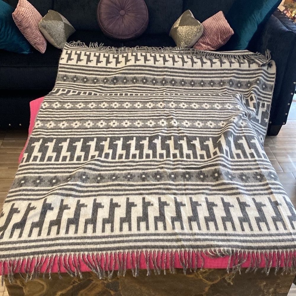 Alpaca Threadz blanket - Picture 2 of 6